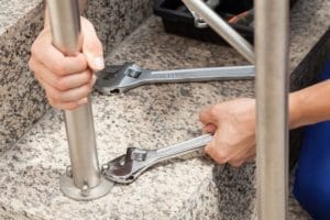 Ausgebildete Monteure bauen einen Treppenlift ein