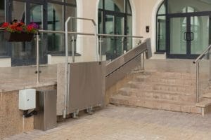 Ein stilvoller Treppenlift im Eingangsbereich schafft Barrierefreiheit