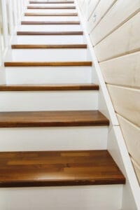 Ein Plattformlift für Rollstühle bei steilen Treppen muss ausreichend Platz und sicheren Stand bieten.